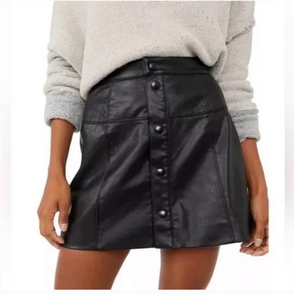 Free People Maisie Faux Leather Mini Snap closure Skirt Size 6